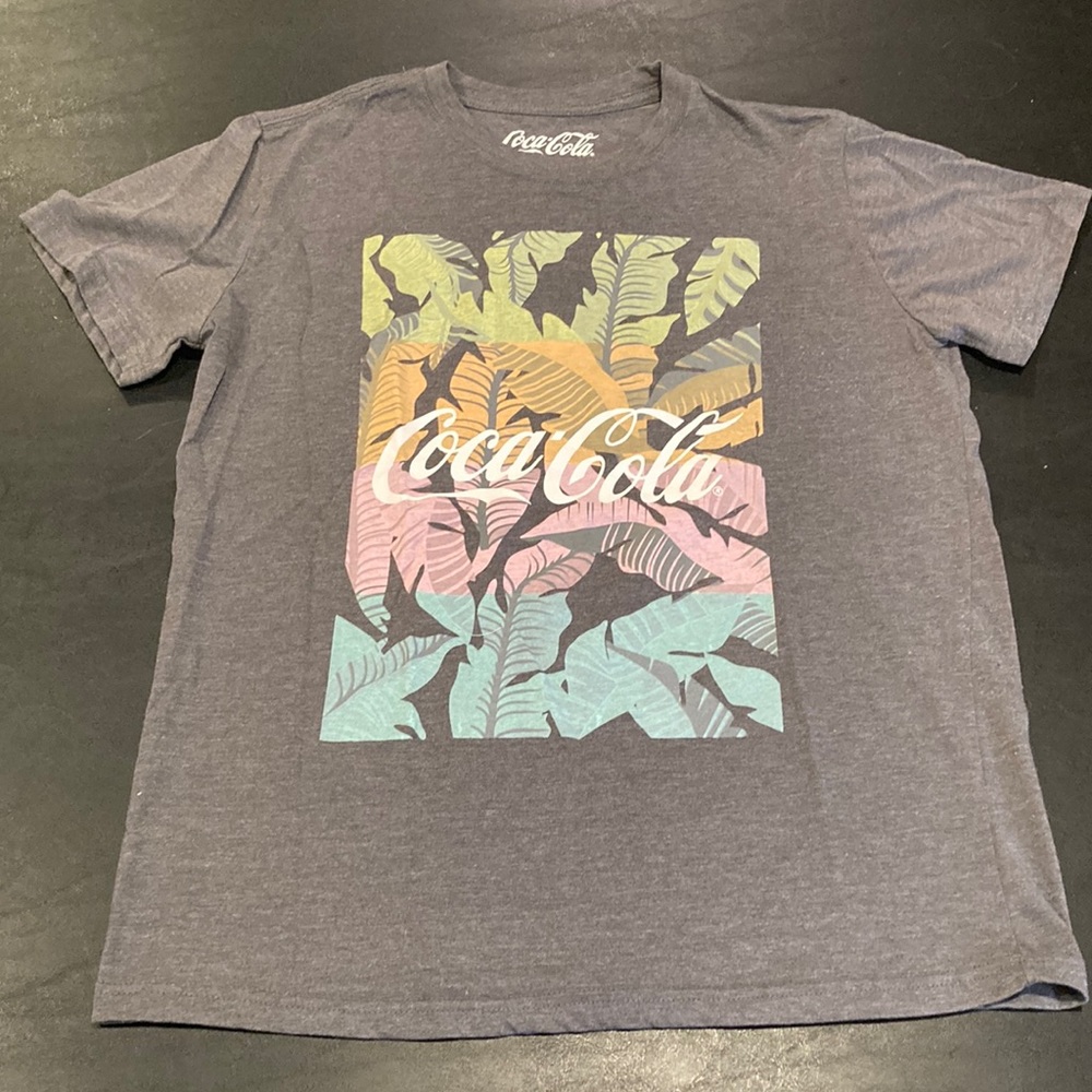 Like New Coca-Cola Shirt Sleeve Graphic T-Shirt